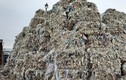 Cận cảnh “núi” rác thải nhựa của công ty Huy Hoàng khiến dân lo ngại 