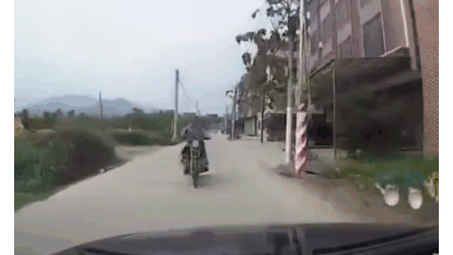Video: Đấu đầu ô tô, người đàn ông có màn “hạ cánh” như trong phim