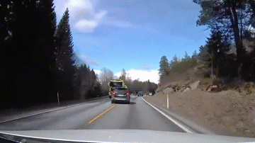 Ô tô bất ngờ lao sang làn ngược chiều, đâm trực diện xe tải