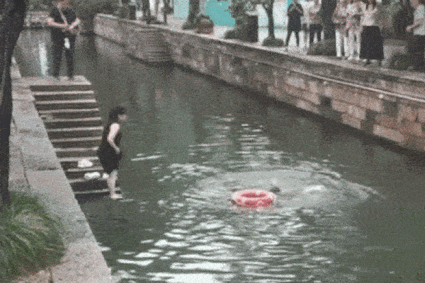 Người phụ nữ dũng cảm nhảy xuống kênh cứu cô gái bị đuối nước