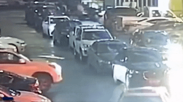 Nữ tài xế hung hăng tông xe khác 11 lần vì bị chắn đường