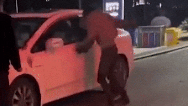  Người phụ nữ say rượu, đập phá ô tô, bị cảnh sát khống chế