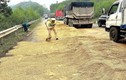 Cảnh sát giao thông Nghệ An xúc cát ngăn dầu loang trên quốc lộ