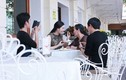 Lý Nhã Kỳ đưa mẹ đi cafe cùng bạn bè