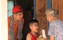 Diễn viên Hùng Thuận dẫn con vào làng xin thức ăn