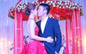 Á hậu Diễm Trang hôn chồng đắm đuối trong lễ cưới