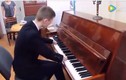 Cậu bé không tay chơi đàn piano như nghệ sĩ chuyên nghiệp