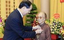 Trao tặng nguyên P Chủ tịch nước Nguyễn Thị Bình huy hiệu 70 năm tuổi Đảng