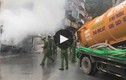 Video: Ô tô cháy ngùn ngụt, xe hút bể phốt xung phong cứu hỏa 