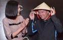 Michael Owen được Cao Thái Hà tặng nón lá khi tới Sài Gòn