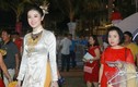 Mẹ Huyền My xách đồ cho con gái trên thảm đỏ Hoa hậu Việt Nam