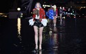 Độc đáo người mẫu trình diễn trên sàn catwalk ngập nước ở Paris