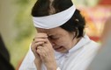 Vợ nghệ sĩ Chánh Tín khóc nghẹn trong lễ tang chồng 