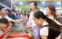 Danh hài Hoài Linh bán hàng ở hội chợ khiến dân tình nhốn nháo