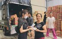 Nữ MC bị ném đá khi săm soi trang phục Thủy Tiên từ thiện 
