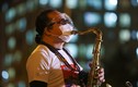 Xúc động Trần Mạnh Tuấn thổi saxophone trước 10.000 bệnh nhân COVID-19