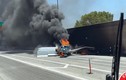 Video: Máy bay lao xuống đường cao tốc Mỹ rồi bốc cháy