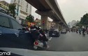 Hai nữ sinh đi xe máy tạt đầu ô tô ngã sõng soài giữa phố Hà Nội
