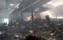Hiện trường vụ cháy lớn tại công ty sản xuất giấy ở miền Tây
