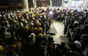 Ảnh cảnh sát Hồng Kông ngăn người biểu tình chiếm nhà công quyền