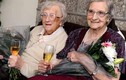 Cặp sinh đôi thọ nhất thế giới mừng sinh nhật 104