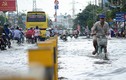 Mưa 4 buổi chiều liên tiếp, dân Sài Gòn khốn khổ lội nước