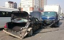 Dừng trên cao tốc Hà Nội, xe Mercedes bị đâm nát vụn