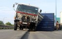 Xe container lật gây tắc trên đại lộ nghìn tỷ Sài Gòn