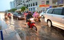 Đường Hà Nội lại hóa sông sau trận mưa lớn