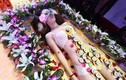 Bar Trung Quốc bày sushi trên người hot girl để câu khách