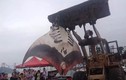 Cảnh ngư dân dùng xe xúc đất để hốt “cá quỷ” khổng lồ