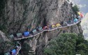 Sốc cảnh khách du lịch dựng lều ngủ trên vách đá cao 1000m