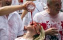 Biển người tắm rượu vang đỏ trong lễ hội ở Tây Ban Nha