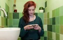 Đây là lý do bạn nên ngừng mang điện thoại vào nhà vệ sinh