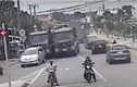 Video: Xe ben chạy lấn làn, đua tốc độ kinh hoàng ở ngã tư Đồng Nai