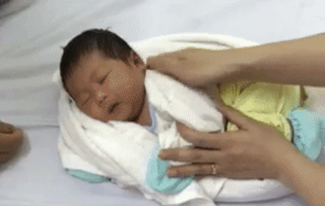 Cách dỗ bé sơ sinh của nữ y tá Việt lên báo ngoại