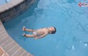 Video: Bé gái một tuổi gây sửng sốt vì bơi lội tung tăng như cá trong hồ