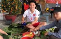 Xem cầu thủ Việt trổ tài gói bánh chưng đón Tết ra sao?