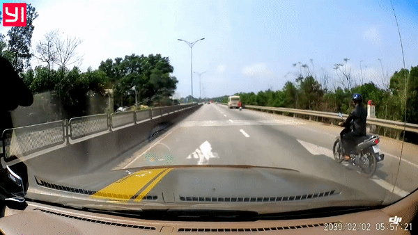 Video: Gặp cô gái ngã nhào do tránh xe, tài xế ô tô con nhận lời khen