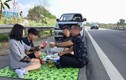 Tước bằng 2 tháng tài xế tổ chức ăn uống trên đường cao tốc 