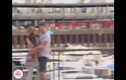 Video: Người đàn ông giả vờ thất tình để hôn người lạ