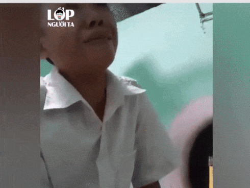 Video: Đi thi làm bài lệch tủ, bị mẹ mắng cậu bé trả lời sốc