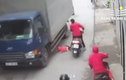 Video: Thót tim mẹ loạng choạng tay lái khiến em bé rơi xuống đường, suýt bị xe tải cán