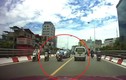 Video: Vượt ẩu trên cầu vượt, xe máy đâm trực diện ôtô