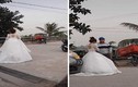 Video: Đang làm lễ cưới thì shipper gọi, cô dâu quyết  không bom hàng
