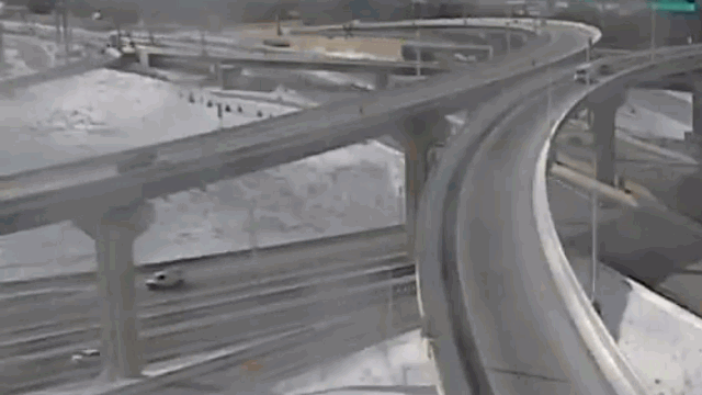 Video: Kinh hoàng cảnh ô tô rơi khỏi cầu vượt cao 20 mét