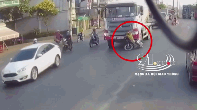 Video: Tạt đầu xe bồn, người phụ nữ suýt mất mạng