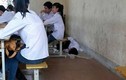 Giới trẻ Việt khó đỡ: Tranh thủ chợp mắt trong lớp