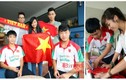 U19 Việt Nam niềm nở đón tiếp người hâm mộ