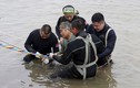 Cảnh cật lực đưa nạn nhân chìm tàu sông Dương Tử lên bờ 